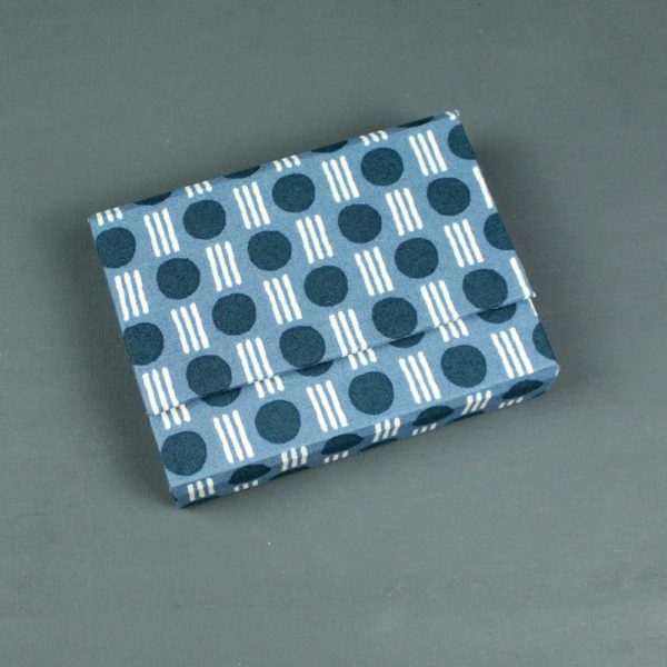 Spielkartenkästchen blau creme grafisch gemustert