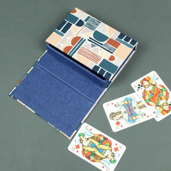 Spielkartenschachtel in Blau creme Rost Tönen