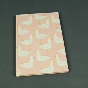 Apricot farbenes Babytagebuch mit Möwen bedruckt