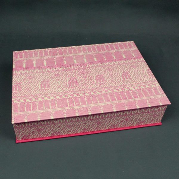 Großer Kasten mit rosa weißem handgeschöpften Venedigpapier