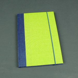 Tagebuch DIN A5 grün blau mit blauer Gummikordel
