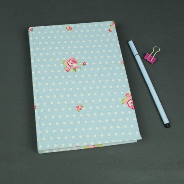 Tagebuch mit einem Tag pro Seite mit einem hellblau weiß gepunkteten Baumwollstoff bezogen