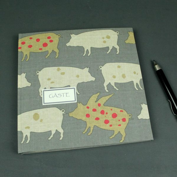 Taupe Gästebuch mit Glücksschweinchen bedruckt