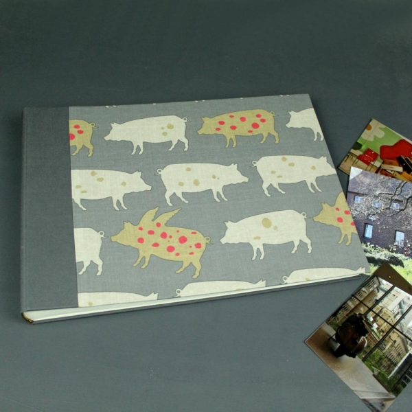Taupe Fotoalbum mit creme Schweinchen