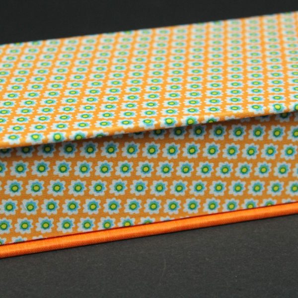 geblümte orange Stifteschachtel
