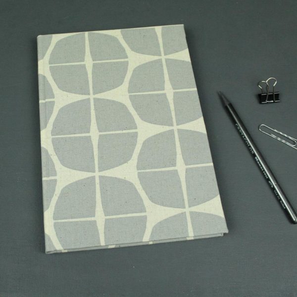 Hellgraues Notizbuch mit großen Polka Dots
