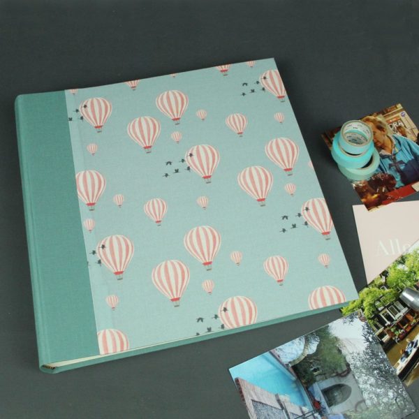 Grünes Fotoalbum mit apricot Heißluftballons