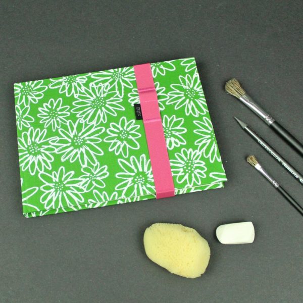 Grün weiß gemustertes Skizzenbuch