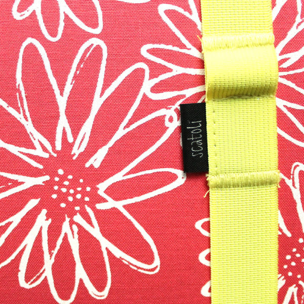 Pink Skizzenbuch mit weißen Blüten