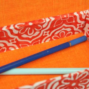 Orange Stifteschachtel im Batiklook