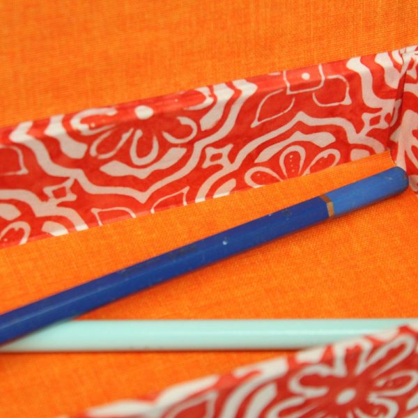 Orange Stifteschachtel im Batiklook