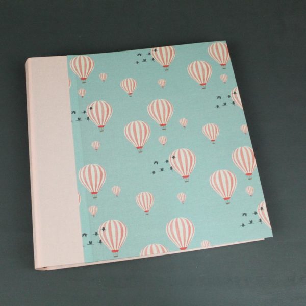 Quadratisches Babyfotoalbum Apricot Türkis mit kleinen Ballons