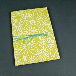 Tagebuch gelb weiß geblümt mit Lederbandverschluss
