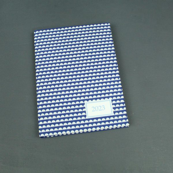 Taschenkalender 2023 blau weiß Perlenmuster