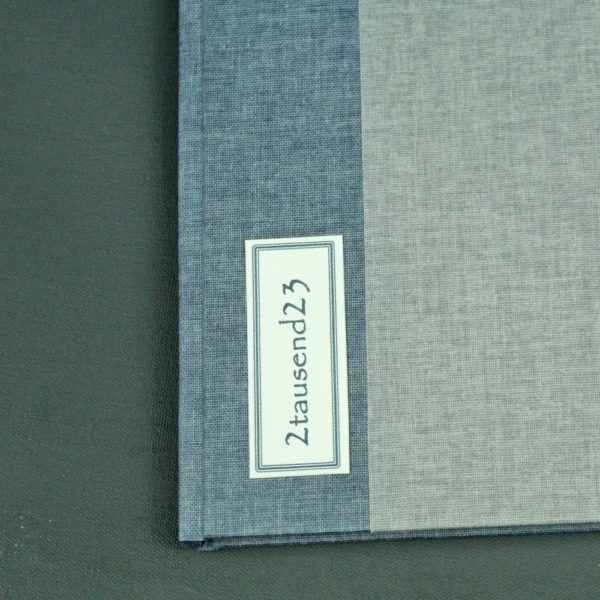 Buchkalender in Grautönen personalisiert