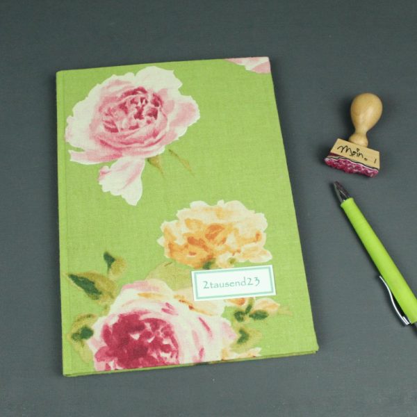 Kalender 2023 grasgrün mit großen Rosen