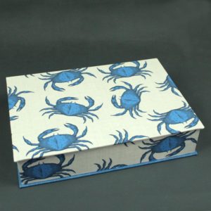 Kasten DIN A4 hellgrau mit blauen Krabben