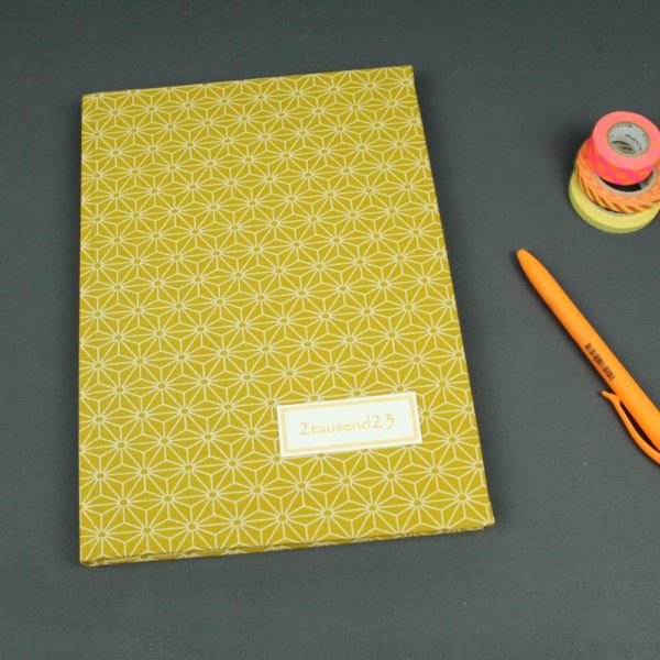 Internationaler Buchkalender 2023 gelb creme Sterne