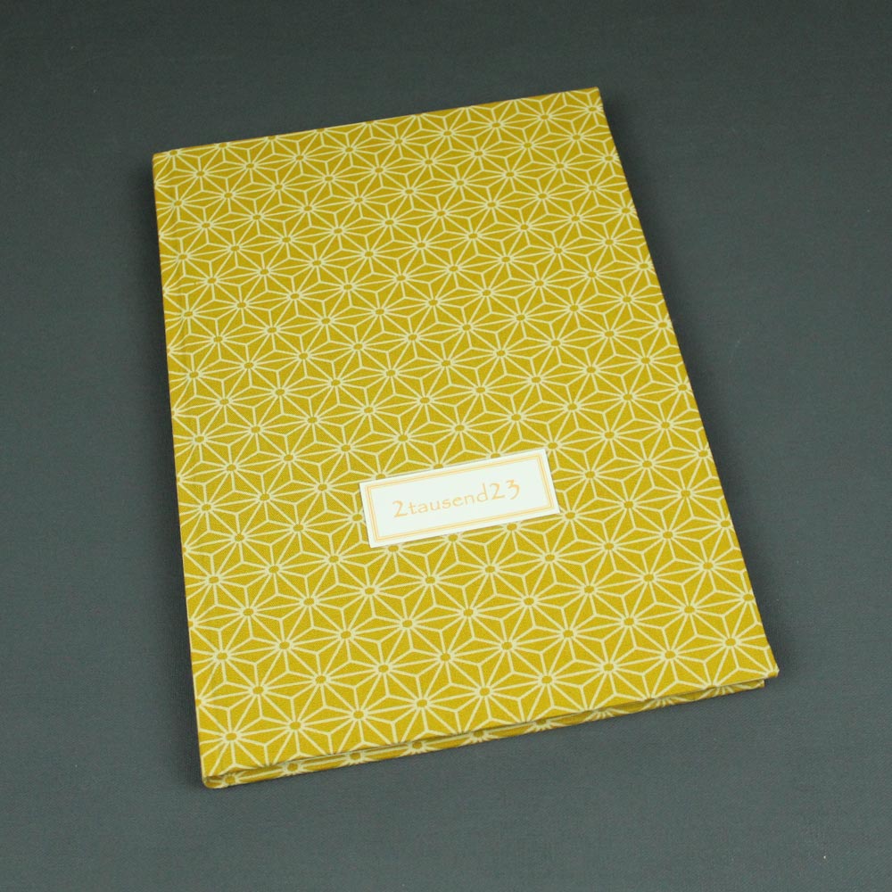 Internationaler Buchkalender 2023 gelb weiß Sternchen
