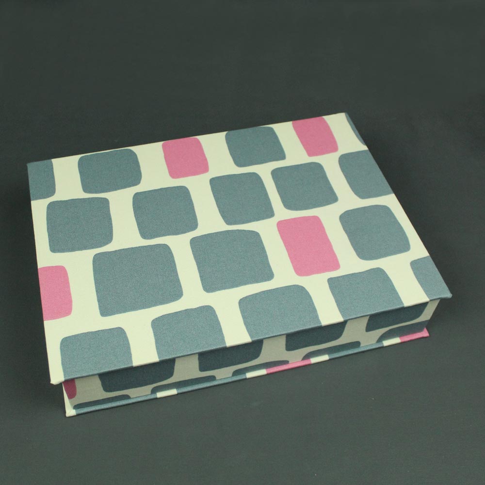 Kasten DIN A4 Grau Pink Creme grafisch gemustert